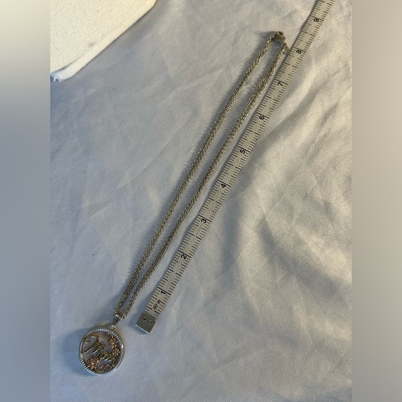 Silvertone and mother of pearl Mom necklace - Picture 9 of 9